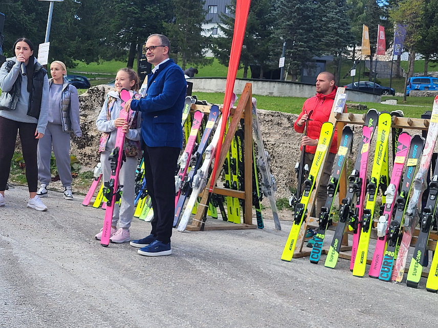 ЈАХОРИНА, 1. ОКТОБРА /СРНА/ - Директор Олимпијског центра /ОЦ/ "Јахорина" Дејан Љевнаић подијелио је данас на Јахорини 50 пари скија дјеци узраста од шест до 18 година, у оквиру акције "Хиљаду скија за нашу дјецу".