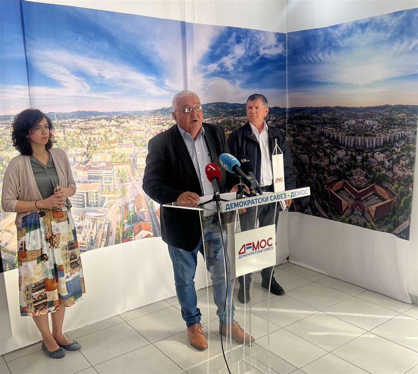 БАЊАЛУКА, 1. ОКТОБРА /СРНА/ - Потпредсједник бањалучког Градског одбора ДЕМОС-а Ненад Шибаревић на конференцији за новинаре у Бањалуци.