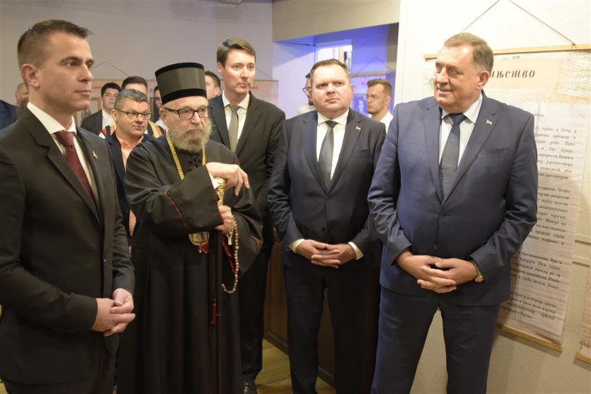 БУДИМПЕШТА, 1. ОКТОБРА /СРНА/ - Предсједник Републике Српске Милорад Додик посјетио је вечерас изложбу о Мини Караџић аутора Светлане Матић, у Галерији "Круг" у Текелијануму, у Будимпешти.