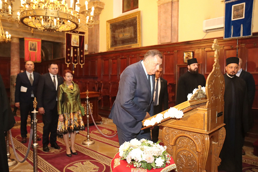 БУДИМПЕШТА, 1. ОКТОБРА /СРНА/ - Предсједник Републике Српске Милорад Додик и Његово преосвештенство епископ будимски Лукијан посјетили су вечерас Цркву Светог Георгија у Будимпешти.