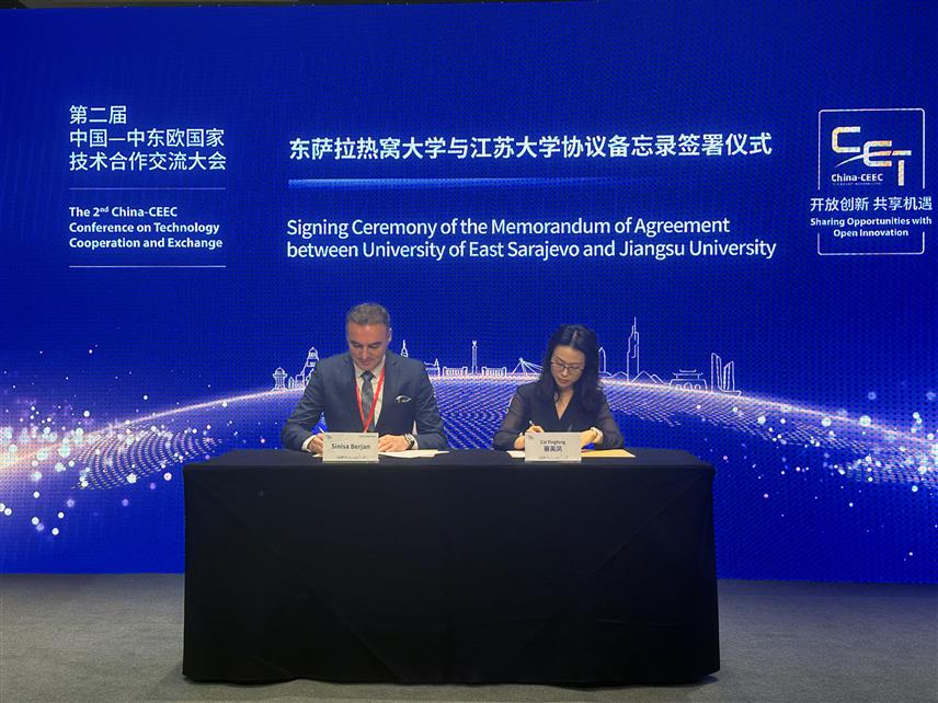 ПЕКИНГ, 20. ОКТОБРА /СРНА/ - Потпредсједник кинеског универзитета за међународну сарадњу професор Чаи Јингфенг и амбасадор БиХ у Кини Синиша Берјан потписали су споразум о сарадњи између Ђангсу /Jiangsu/ универзитета из кинеске Јангсу провинције и Универзитета у Источном Сарајеву.