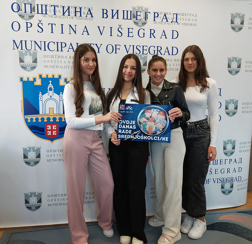 ВИШЕГРАД, 20. ОКТОБРА /СРНА/ - Локални тим Асоцијације младих БиХ чији су чланови ученици Средње школе "Иво Андрић" из Вишеграда, волонтирали су данас у локалним установама, предузећима и радњама у оквиру обиљежавања "Социјалног дана".