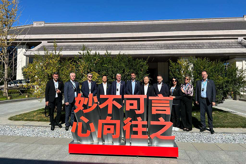 САРАЈЕВО, 20. ОКТОБРА /СРНА/ - Предсједавајући Представничког дома Парламентарне скупштине БиХ Маринко Чавара и чланови Групе пријатељства за Азију који бораве у вишедневној радној посјети Кини данас су посјетили нову зону Сионган у провинцији Хебеи, једну од три највеће индустријско-пословне зоне у овој земљи