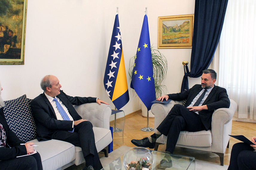 САРАЈЕВО, 20. ОКТОБРА /СРНА/ -Министар иностраних послова у Савјету министара Елмедин Конаковић примио је данас у Сарајеву у опроштајну посјету амбасадора Грчке у БиХ Димитриоса Папандреуа којем је захвалио за подршку у процесу добијања кандидатског статуса за чланство БиХ у ЕУ.