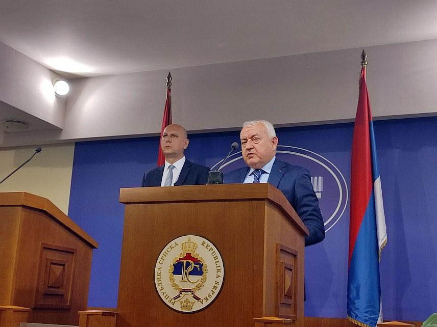 БАЊАЛУКА, 20. ОКТОБРА /СРНА/ - Замјеник предсједника Одбора за заштиту животне средине у Народној скупштини Републике Српске Миланко Михајилица и предсједник Одбора Максим Скоко на конференцији за новинаре.