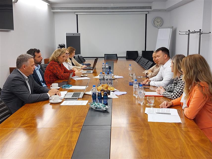 БАЊАЛУКА, 20. ОКТОБРА /СРНА/ - Директор Пореске управе Републике Српске Горан Маричић посјетио је данас Финансијску управу Словеније, гдје је са њеним директором Петером Грумом договорена снажнија заједничка борба против пореских утаја и превара.