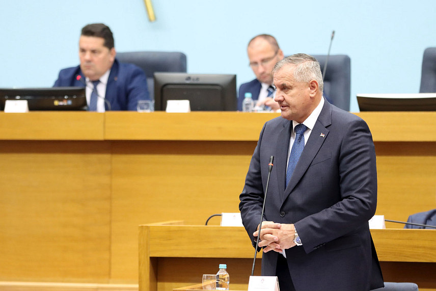 БАЊАЛУКА, 20. ОКТОБРА /СРНА/ - Предсједник Владе Републике Српске Радован Вишковић рекао је данас на посебној сједници Народне скупштине Српске да посланици треба да одбију посљедњи закључак Предсједништва БиХ на који је ставила вето српски члан Предсједништва Жељка Цвијановић, те да пошаљу јасну поруку да је Народна скупштина изнад одлука Предсједништва. /Фото - БОРИСЛАВ ЗДРИЊА/