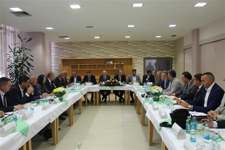 УГЉЕВИК, 20. ОКТОБРА /СРНА/ - Директор "Електропривреде Републике Српске" /ЕРС/ Лука Петровић на данашњем колегијуму директора који је одржан у сједишту РиТЕ "Угљевик".