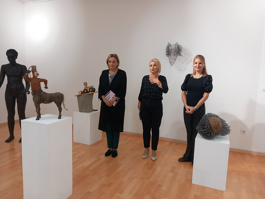 TРЕБИЊЕ, 20. ОКТОБРА /СРНА/ - У Културном центру у Требињу вечерас је отворена изложба скулптура Умјетничке групе "Димензија" из Београда, на којој је представљено око 50 радова, углавном младих академских умјетника.