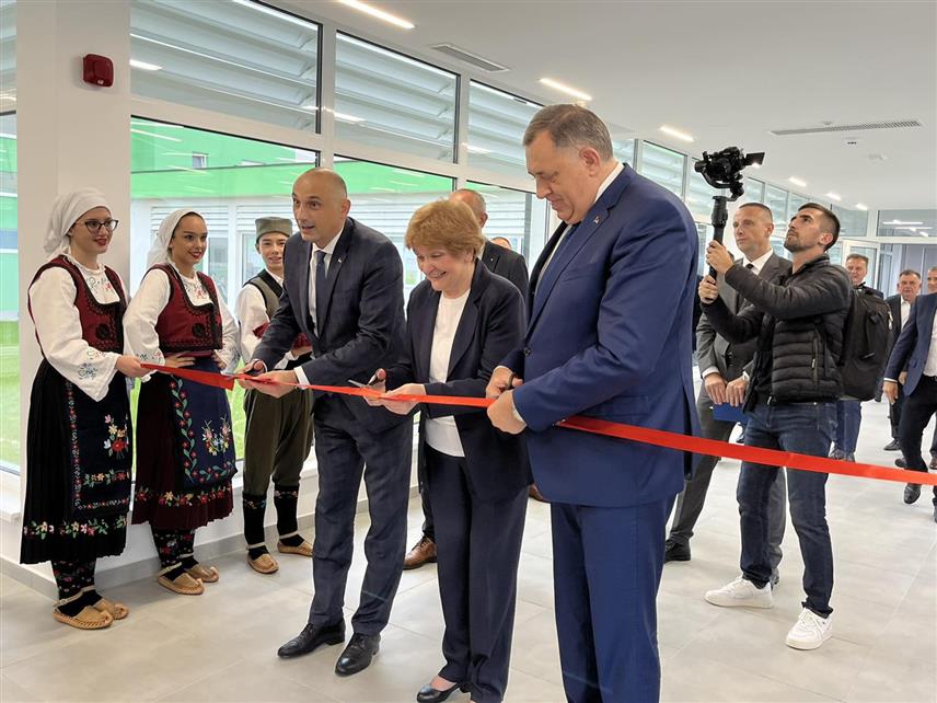 КОЗАРСКА ДУБИЦА, 21. ОКТОБРА /СРНА/ - У Специјалној болници за физикалну медицину и рехабилитацију "Мљечаница" у Козарској Дубици данас су отворени нови објекти у овом здравствено-туристичком центру, а врпцу су свечано пресјекли предсједник Републике Српске Милорад Додик, министар здравља Србије Даница Грујичић и директор Специјалне болнице Дарко Бањац.