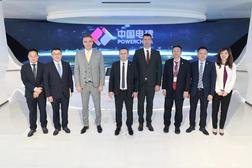 ПЕКИНГ, 21. ОКТОБРА /СРНА/ - Градоначелник Источног Сарајева Љубиша Ћосић, начелник општине Источно Ново Сарајево Јован Катић и амбасадор БиХ у Кини Синиша Берјан разговарали су у Пекингу са представницима компаније "Пауер Чајна интернешнел" о изградњи тунела између Источног Новог Сарајева и Пала - стратешком пројекту за град Источно Сарајево.