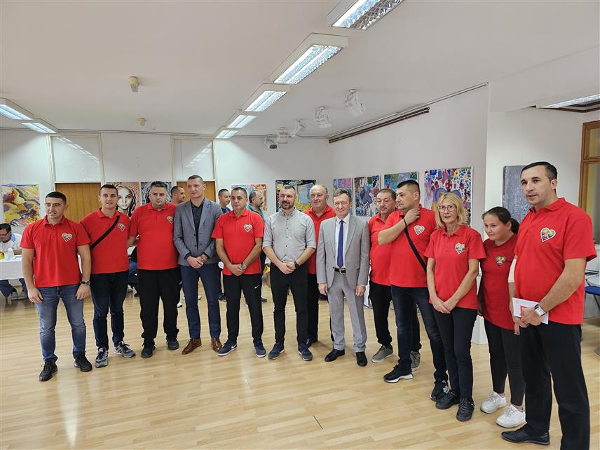 УГЉЕВИК, 21. ОКТОБРА /СРНА/ - Друштво добровољних давалаца крви /ДДДК/ "Рудар" из Угљевика организовало је данас акцију којој се одазвало више од 200 давалаца из 35 друштава у Републици Српској, Србији и Црној Гори.