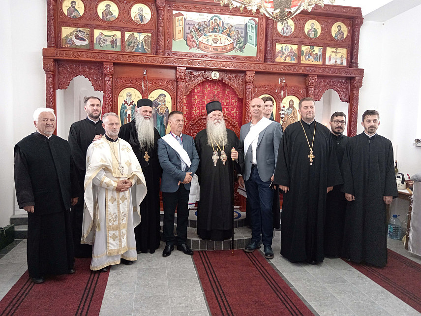 СОКОЛАЦ, 21. ОКTОБРА /СРНА/ - Његово високопреосвештенство митрополит дабробосански Хризостом освештао је данас цркву посвећену Чудотворној икони Пресвете Богородице Tројеручице у Видрићима код Сокоца и у присуству великог броја вјерника у њој служио прву Свету архијерејску литургију.