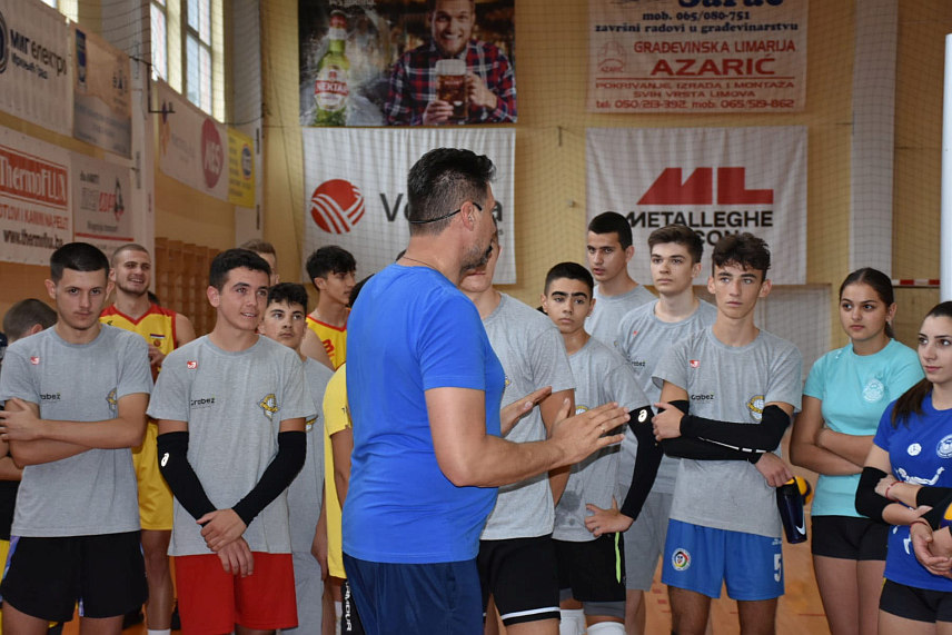 МРКОЊИЋ ГРАД, 21. ОКТОБРА /СРНА/ - Један од најбољих српских одбојкаша свих времена и члан одбојкашке Куће славних Владимир Вања Грбић одржао је данас у спортској дворани у Мркоњић Граду тренинг спортистима и члановима локалних клубова.