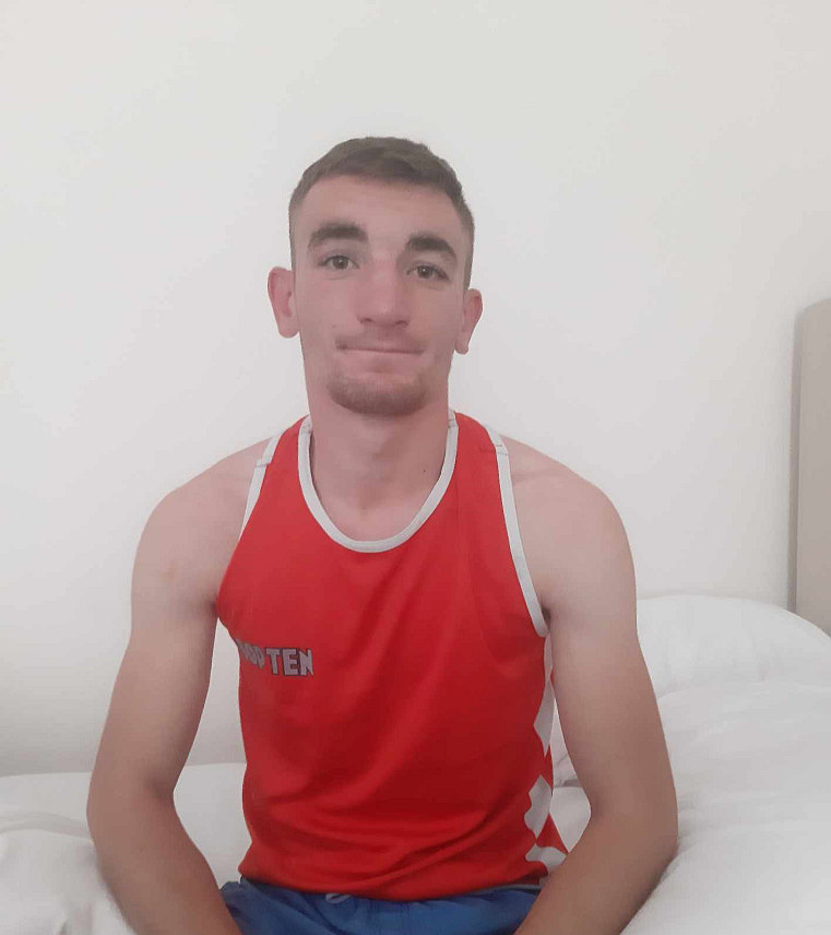 СОКОЛАЦ, 21. ОКTОБРА /СРНА/ - Члан соколачког Боксерског клуба "Гласинац" Лука Вељовић, репрезентативац Републике Српске и БиХ, освојио је бронзану медаљу на једном од најјачих боксерских турнира у региону - "Златна рукавица" у Чачку.