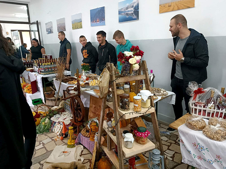 ГЛАМОЧ, 21. ОКТОБРА /СРНА/ - У Гламочу је одржана 15. манифестација "Дани гламочког кромпира" са око хиљаду 1.000 посјетилаца и више од 30 излагача, који су изложили производе и рукотворине.