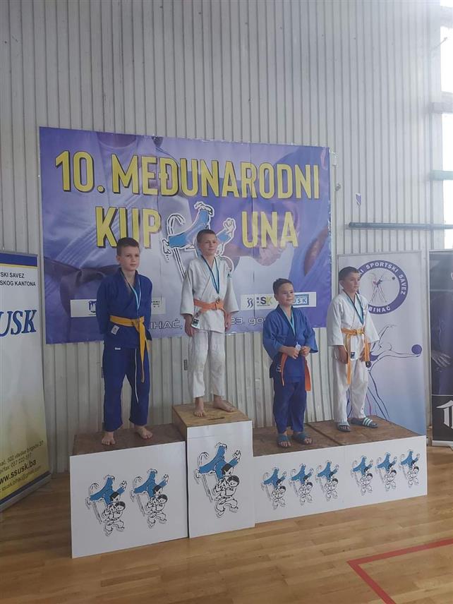 БИХАЋ, 21. ОКТОБРА /СРНА/ - Чланови Џудо клуба "Дрвар" освојили су четири златне и двије бронзане медаље на 10. Међународном џудо купу "Уна" у Бихаћу, док је за најбољег такмичара до 10 година проглашен Јован Бурсаћ.