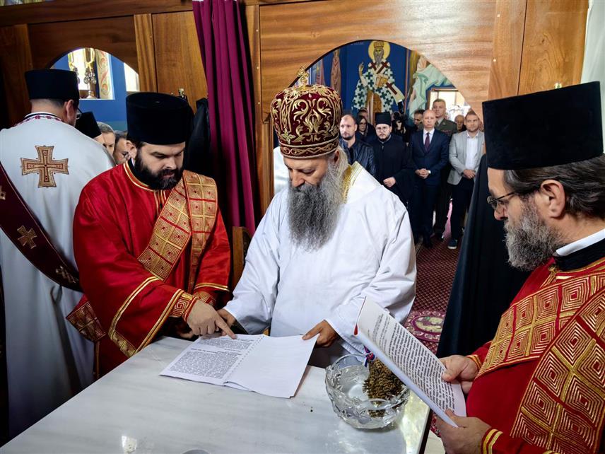 КРУШЕВАЦ, 21. ОКТОБРА /СРНА/ - У новом Храму Светих апостола Филимона и Онисима у кругу Васпитно-поправног дома у Крушевцу Његова светост патријарх српски Порфирије заједно са /Његовим преосвештенством/ владиком крушевачким Давидом служио литургију и чин освештања новог храма".