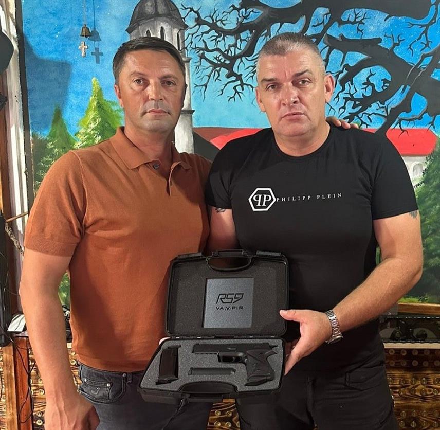 БИЈЕЉИНА, 21. ОКТОБРА /СРНА/ - Већински власник Техничког ремонта Братунац /ТРБ/ Славенко Ристић уручио је пиштољ "РС9 вампир" припаднику Горске службе спасавања - станица Бијељина Мирославу Вујановићу поводом несебичног залагања и помоћи коју је пружио становницима Турске након разорног земљотреса у којем је страдало више од 50.000 људи.