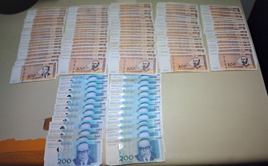 БАЊАЛУКА, 21. ОКТОБРА /СРНА/ - Полиција је у оквиру оперативне акције "Грађевинар" ухапсила лица из Бањалуке чији су иницијали С.В. и Д.Г. јер су у намјери стицања противправне имовинске користи оштећеном лицу упутила озбиљне пријетње по живот и тијело и изнудила новац.