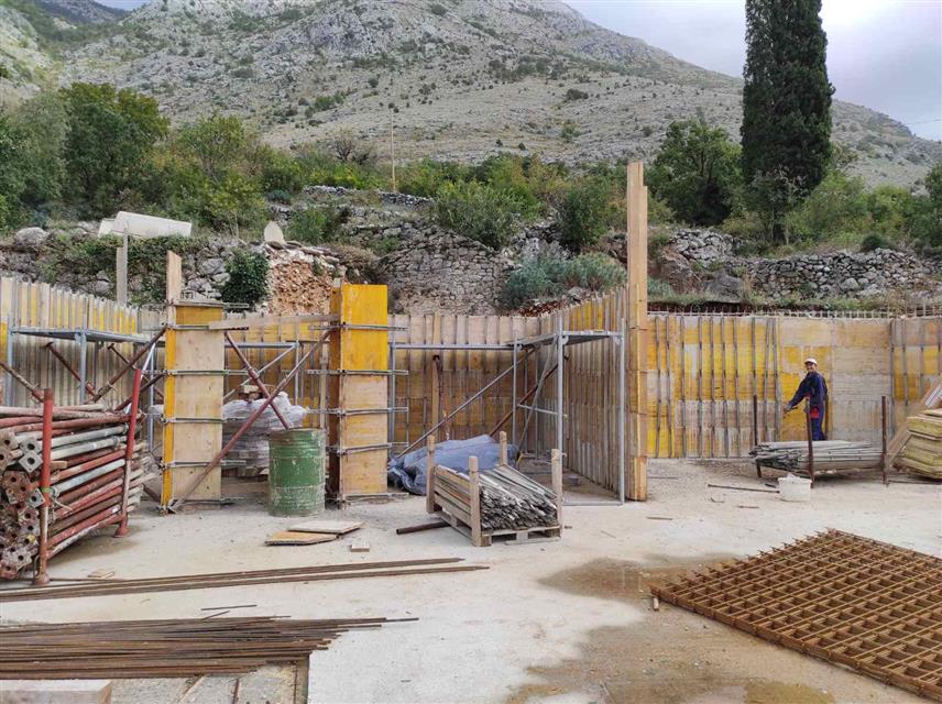 TРЕБИЊЕ, 21. ОКTОБРА /СРНА/ - У Духовном центру у Мркоњићима, родном селу Светог Василија Острошког, код Tребиња у току је друга фаза радова и изградња видиковца јер је то постало мисионарско мјесто бројних поклоника, посебно након што су ове године откривене и мошти светитељеве мајке Свете Ане.