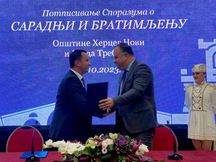 TРЕБИЊЕ, 22. ОКTОБРА /СРНА/ - Градоначелник Требиња Мирко Ћурић и предсједник општине Херцег Нови Стеван Катић потписали су у Херцег Новом Споразум о братимљењу и сарадњи који треба да допринесе још бољој сарадњи два сусједна града.