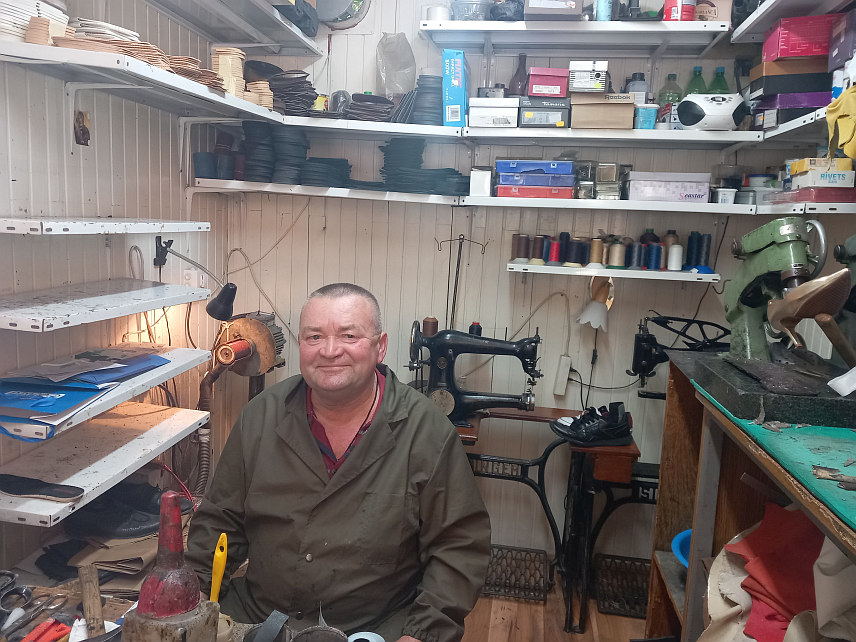 ТРЕБИЊЕ, 22. ОКТОБРА /СРНА/ - Обућар Mилован Антуновић из Требиња један је од ријетких који могу да служе као примјер посвећености и страсти према овом старом занату коме је одан 42 године, па и након одласка у пензију алат није оставио по страни.