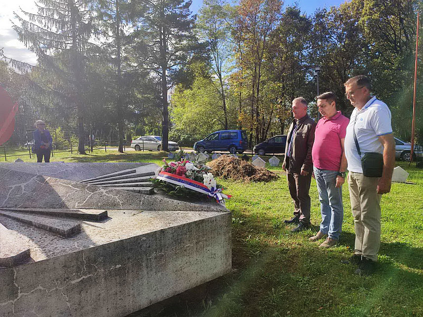 ПРИЈЕДОР, 22. ОКТОБРА /СРНА/ - Приједорчани су се данас присјетили страдања 402 цивила, међу којима 259 дјеце, из села Велико Паланчиште које су усташе прије 81 годину убиле без испаљеног метка - бајонетом, маљем, сјекиром и поручили да од заборава треба сачувати жртву народа Козаре и Поткозарја, чија је историја крвљу исписана.