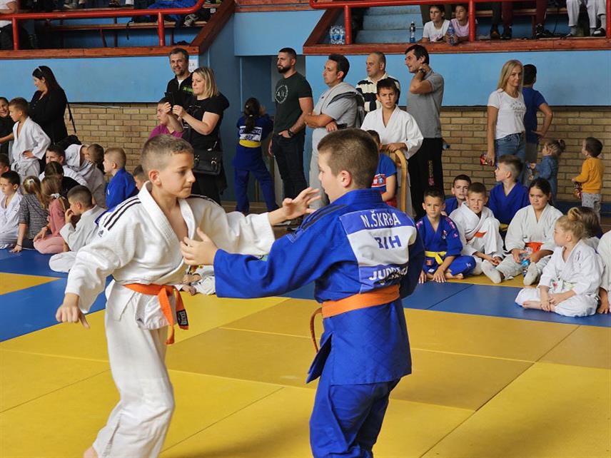УГЉЕВИК, 22. ОКТОБРА /СРНА/ - У Угљевику је данас 16. Међународни џудо турнир окупио 347 такмичара узраста од седам до 14 година из 30 клубова Србије, Мађарске, Републике Српске и Федерације БиХ.