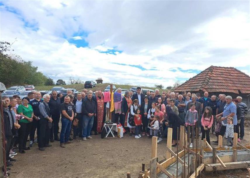 ЛОПАРЕ, 22. ОКТОБРА /СРНА/ - У селу Липовице код Лопара освештани су крст и земљиште за нову цркву која се подиже на Мајевици.