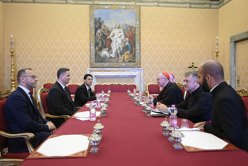 САРАЈЕВО, 22. ОКТОБРА /СРНА/ - Члан Предсједништва БиХ Денис Бећировић током званичне посјете Ватикану разговарао је са државним секретаром Ватикана Пјетром Паролином и секретаром за односе са државама Полом Ричардом Галагером, који су нагласили да ће Ватикан и даље пружати снажну подршку БиХ.