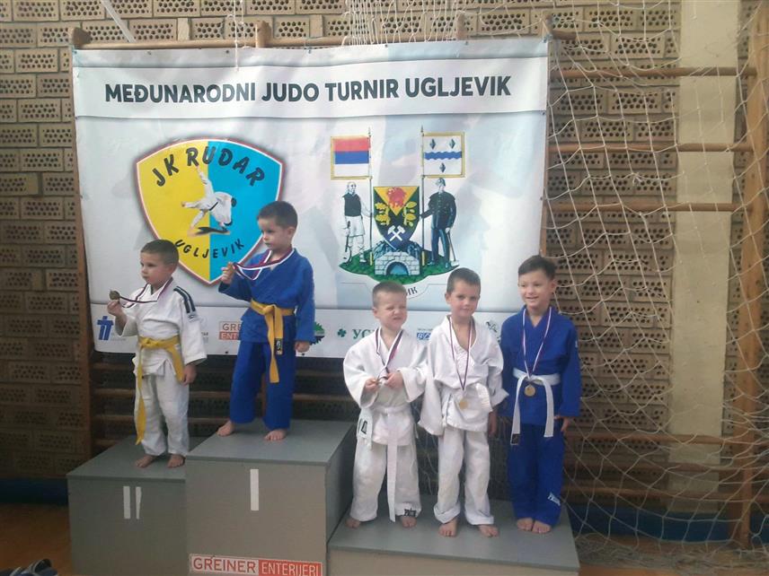 МИЛИЋИ, 23. ОКТОБРА /СРНА/ - Џудо клуб "Милићи" освојио је двије златне, једну сребрну и 10 бронзаних медаља на Међународном турниру "Угљевик опен 2023", изјавио је Срни тренер овог клуба Милан Савић.