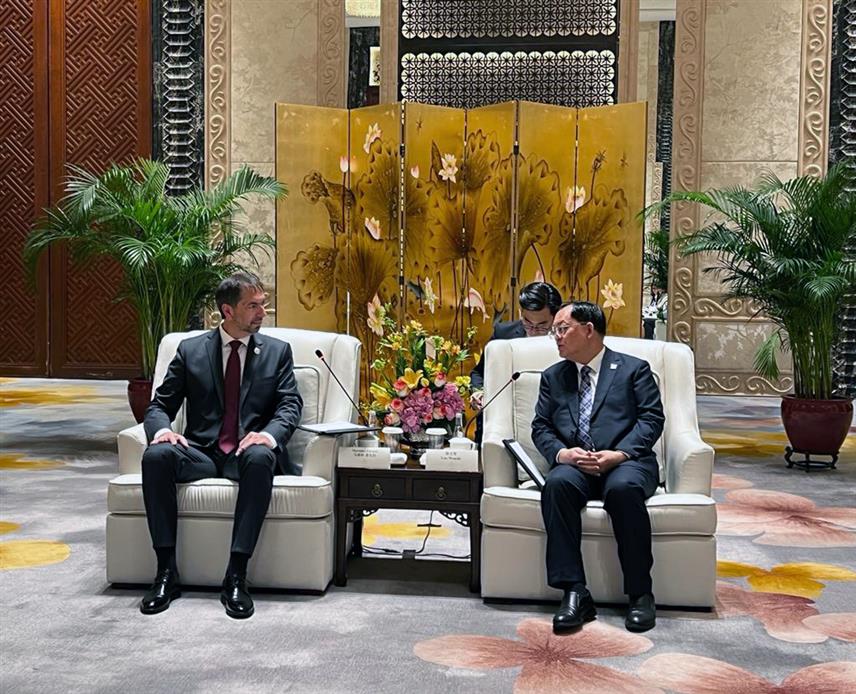 ШЕНЏЕН 23. ОКТОБРА /СРНА/ - Званичници кинеског града Шенџена показали су током разговора са члановима Групе пријатељства за Азију Парламентарне скупштине БиХ интерес за привредну сарадњу са БиХ, посебно у телекомуникацијама, трговини и туризму, наглашавајући како се у БиХ производи одлична и здрава органска храна, тако да су заинтересовани за увоз воћа и поврћа.