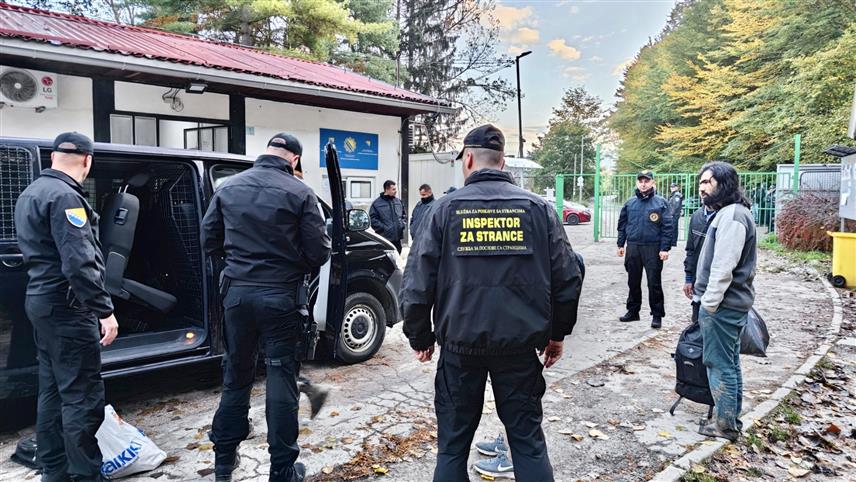 САРАЈЕВО, 23. ОКТОБРА /СРНА/ - Служба за послове са странцима током данашње акције "Рација" на подручју ширег локалитета привременог прихватног центра Блажуј донијела је рјешење о протјеривању 19 лица и одредила мјере стављање под надзор у Имиграциони центар у Источно Сарајево, одакле ће бити удаљени са територије БиХ.