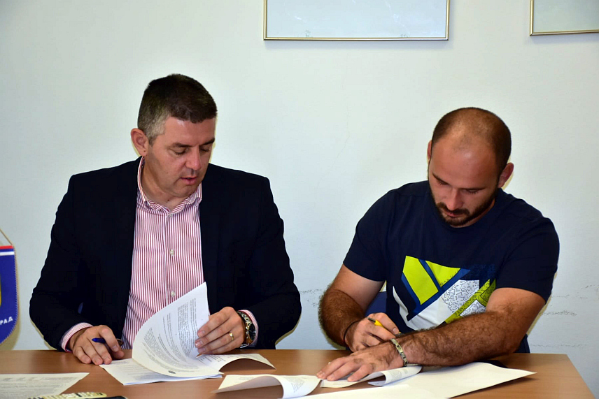 МРКОЊИЋ ГРАД, 23. ОКTОБРА /СРНА/ - Начелник општине Мркоњић Град Драган Вођевић потписао је данас са представницима пољопривредних задруга и удружења уговоре о закупу пољопривредног земљишта у власништву ове локалне заједнице.