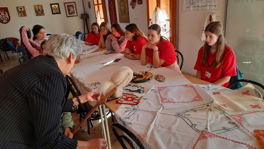 ПАЛЕ, 23. ОКТОБРА /СРНА/ - У Цековића кући на Палама данас су млади имали прилику да на радионици науче да везу, плету и преду вуну, те им је указано на важност очувања српске традиције.