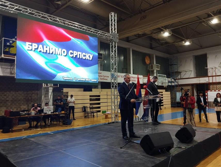 ТРЕБИЊЕ, 23. ОКТОБРА /СРНА/ - Српски народ неће дозволити да било ко угрози институције Републике Српске, посебно не најважнију институцију предсједника Републике, изјавио је вечерас у Требињз премијер Радован Вишковић на скупу "Бранимо Српску", те поручио да ће Република Српска остати и опстати.