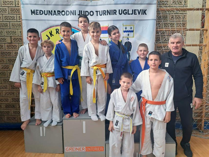 ЗВОРНИК, 23. ОКТОБРА /СРНА/ - Џудисти Џудо клуба "Српски соко" из Зворника освојили су двије златне, сребрну и три бронзане медаље на Међународном турниру у Угљевику, рекао је данас Срни директор овог џудо клуба Драган Божовић.