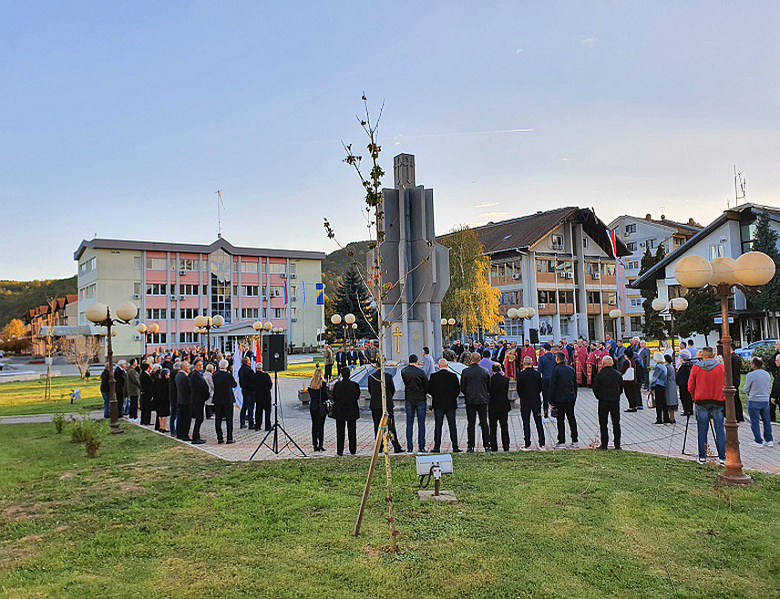 УГЉЕВИК, 24. ОКТОБРА /СРНА/ - У Угљевику ће у четвртак, 26. октобра, уочи општинске славе Свете Петке Параскеве, бити служен парастос за 301 погинулог борца Одбрамбено-отаџбинског рата Војске Републике Српске са овог подручја.