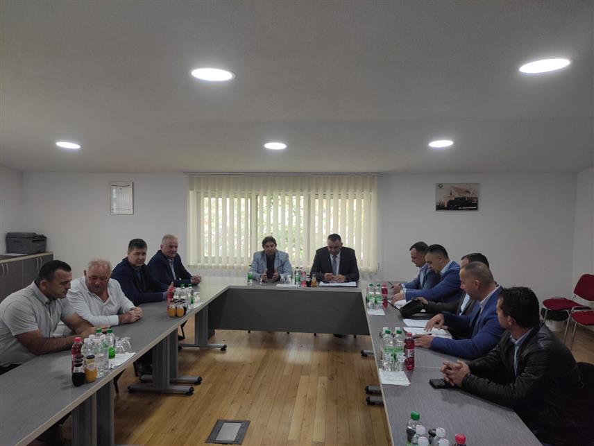 СРБАЦ, 24. ОКТОБРА /СРНА/ - Министар пољопривреде, шумарства и водопривреде Републике Српске Саво Минић започео је посјету предузећу "Перутнина Птуј С" у Повеличу код Српца.