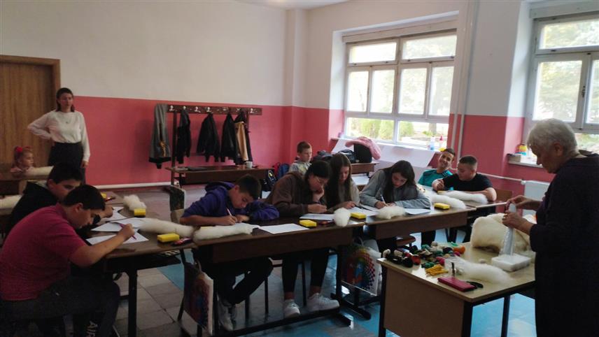 ТРНОВО, 24. ОКТОБРА /СРНА/ - Ученици Основне школе "Свети Сава" у Трнову данас су имали прилику да праве лутке од филцане вуне, које ће им касније на часовима српског језика служити за лакшу анализу драмских текстова.