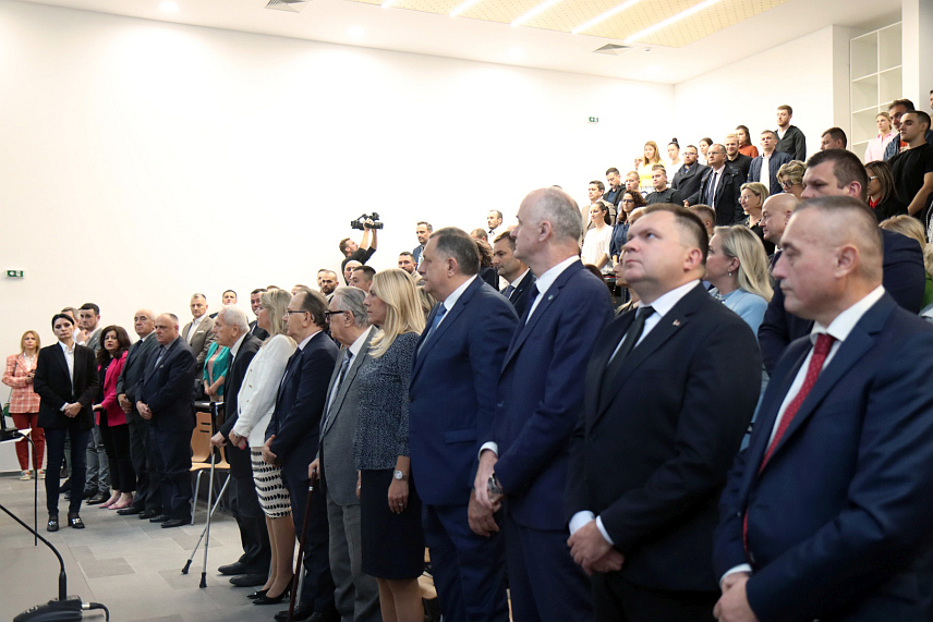 БАЊАЛУКА, 24. ОКТОБРА /СРНА/ - Предсједник Републике Српске Милорад Додик изјавио је на свечаности поводом отварања зграде Архитектонско-грађевинско-геодетског и Шумарског факултета Универзитета у Бањалуци да Српска данас обиљежава још један велики успјех. /ФОТО -Борислав Здриња/
