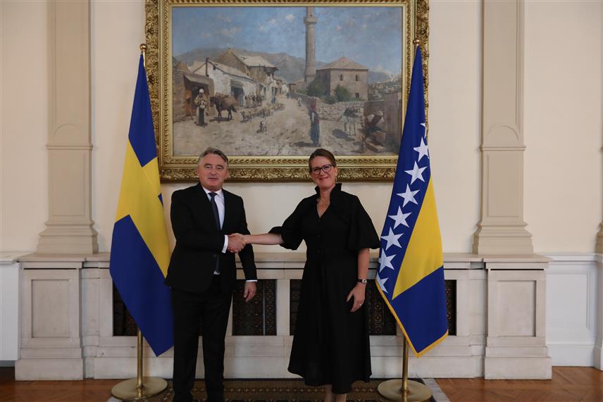 САРАЈЕВО, 24. ОКТОБРА /СРНА/ - Амбасадор Шведске у БиХ Хелена Лагерлеф предала је данас акредитивна писма предсједавајућем Предсједништва БиХ Жељку Комшићу и том приликом истакла да јаки и одлични односи БиХ и Шведске постоје дуже од три деценије.