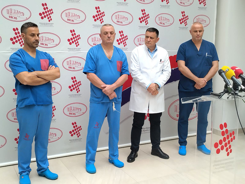БАЊАЛУКА, 24. ОКТОБРА /СРНА/ - У Универзитетском клиничком центру /УКЦ/ Републике Српске у Бањалуци данас је први пут обављена операција тумора јетре са минималном инвазивном методом, коју је извео доктор Михајло Ђокић, члан трансплантационог тима УКЦ-а Љубљана заједно са колегама Клинике за општу и абдоменалну хирургију.
