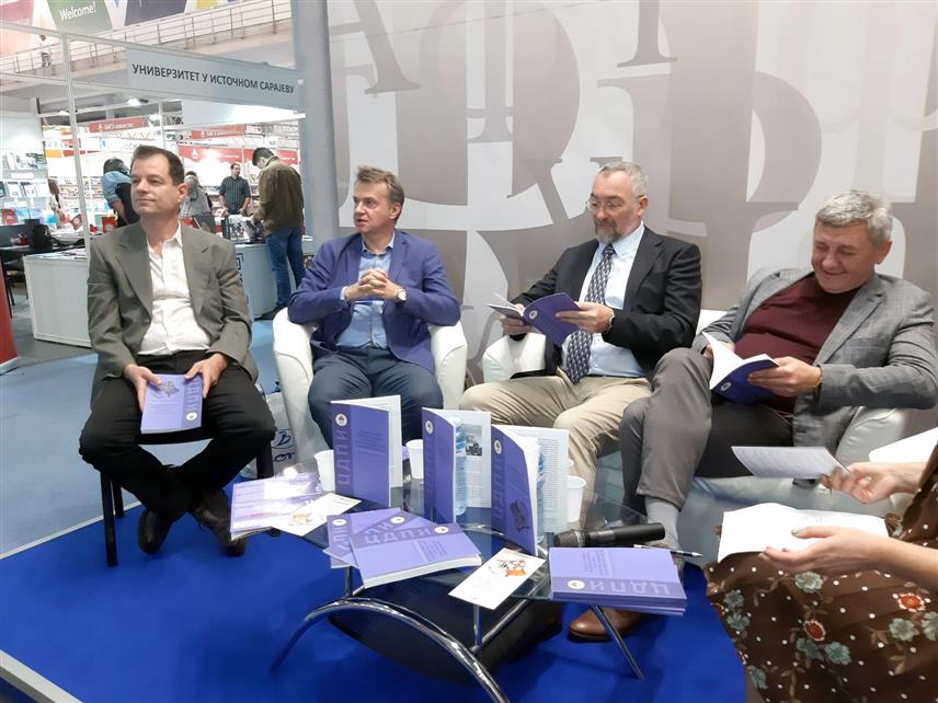 БЕОГРАД, 24. ОКТОБРА /СРНА/ - Јавна установа Центар за друштвено-политичка истраживања Републике Српске представила је на Сајму књига у Београду своја четири издања, која садрже излагања са скупова посвећених актуелним политичким темама Запада, европским интеграцијама у свјетлу украјинске кризе, те о 30 година Републике Српске и о Косову и Метохији.