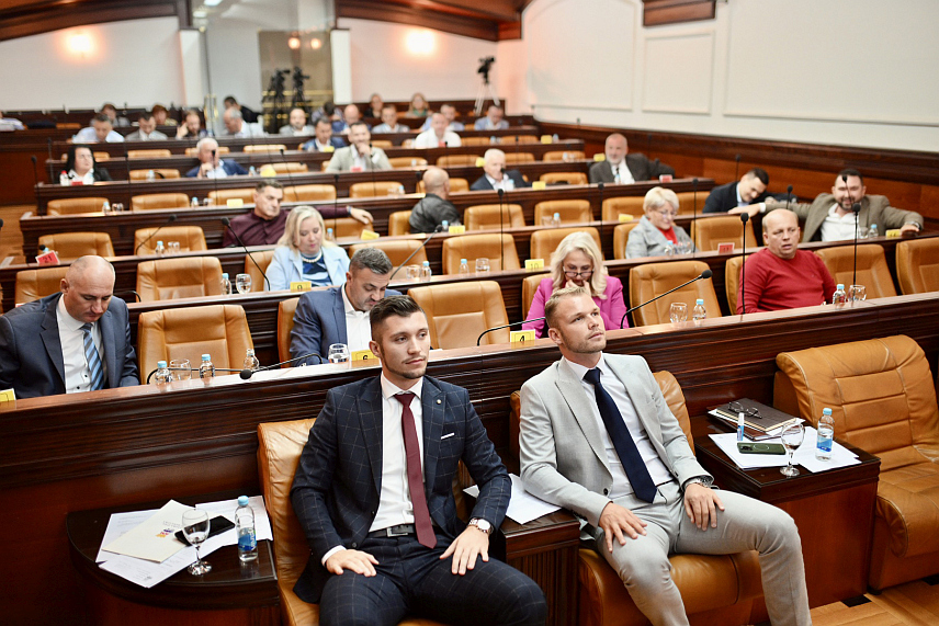 БАЊАЛУКА, 24. ОКTОБРА /СРНА/ - Сједница Скупштине града Бањалука одгођена је данас због недостатка кворума и прије него што је усвојен дневни ред.