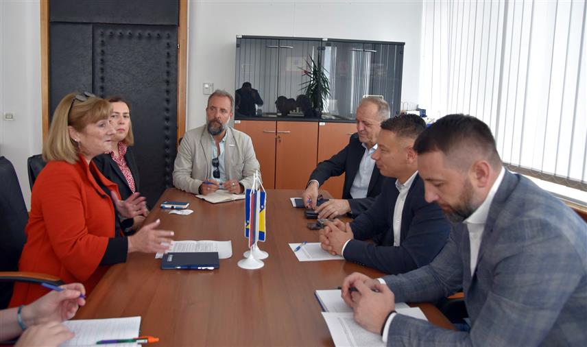 САРАЈЕВО, 24. ОКТОБРА /СРНА/ - Састанак министар безбједности у Савјету министара Ненада Нешића и представник УНХЦР-а у БиХ Луси Гање.