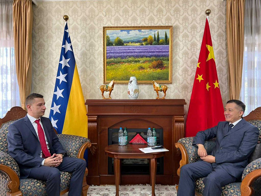 САРАЈЕВО, 24. ОКТОБРА /СРНА/ - Замјеник министра одбране у Савјету министара Александар Гогановић разговарао је данас са амбасадором Кине у БиХ Ђи Пингом о билатералној сарадњи министарстава одбране и оружаних снага двије земље.