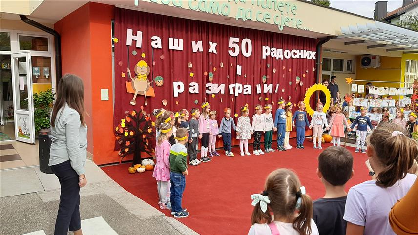 ПРЊАВОР, 24. ОКТОБРА /СРНА/ - У Дјечијем вртићу "Наша радост" у Прњавору данас је одржана "Кестенијада" као дио програма којим се обиљежава 50 година рада ове предшколске васпитно–образовне установе.