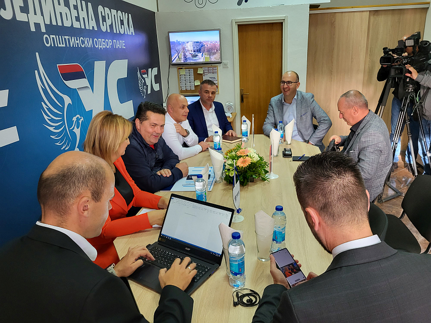 ПАЛЕ, 24. ОКТОБРА /СРНА/ - Предсједник Уједињене Српске Ненад Стевандић присуствовао je састанку регионалног одбора Изборне јединице осам на коме је за предсједника тог одбора изабрана Славка Брезо.